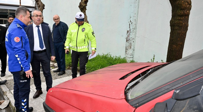 Görüntü kirliliği ve güvenlik riski oluşturan hurda araçları kaldırılıyor