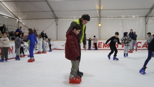 Öğrenciler buz pateni öğrenme fırsatı yakaladı