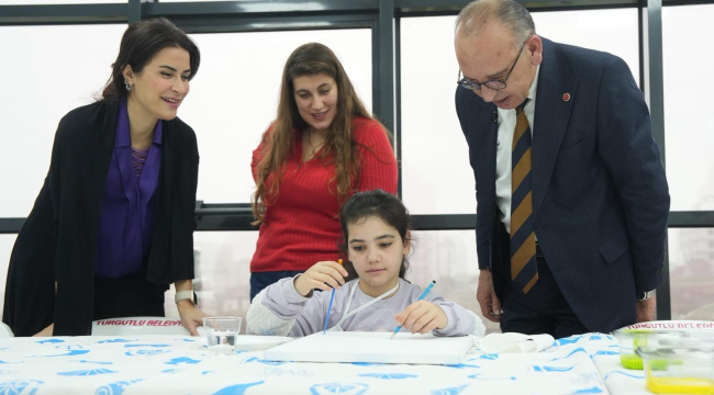 Özel eğitim gören çocuklar sanat iyileştirir atölyesinde