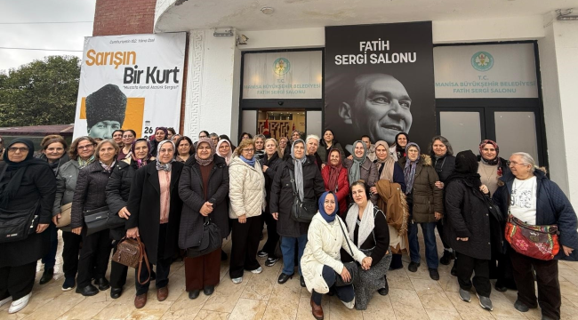 Sanatla buluşan 352 kadın sarışın bir kurt sergisini gezdi