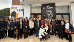 Sanatla buluşan 352 kadın sarışın bir kurt sergisini gezdi