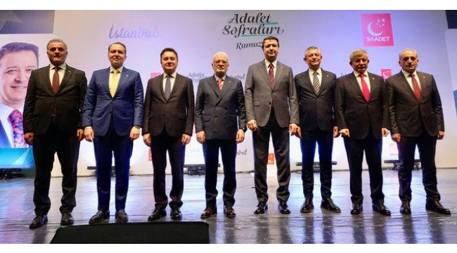 Siyasi liderler birlikte iftar yaptı