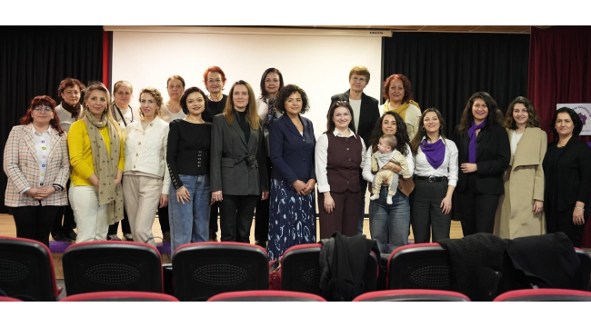 Akhisar'da kadınlar haklarına ışık tutan "bu kalabalığı hatırla" belgeseli izledi