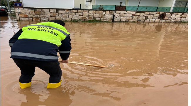 Aşırı yağışlar Didim'de yolları göle çevirdi