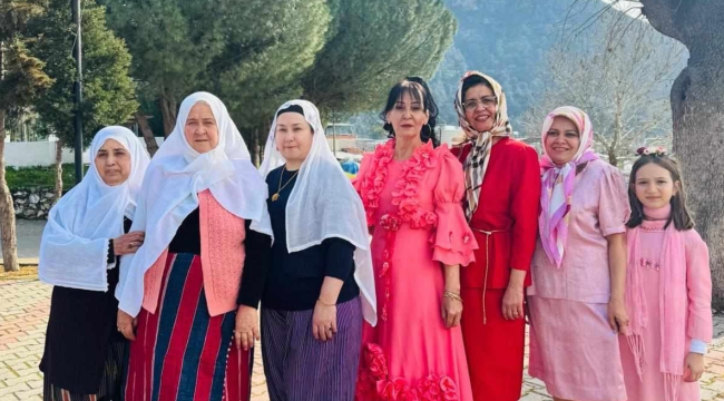 Atatürk büstünün yenilenmesi için kadınları köyde defile düzenledi