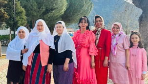 Atatürk büstünün yenilenmesi için kadınları köyde defile düzenledi