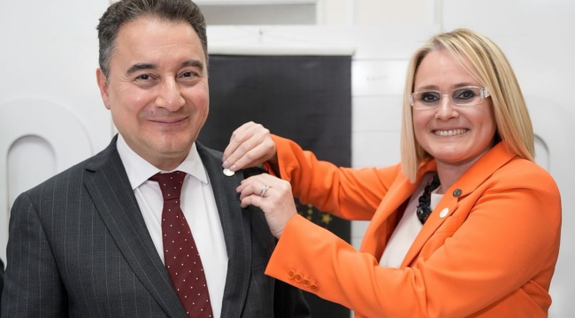Başkan Babacan'a MADOST rozeti taktı! 