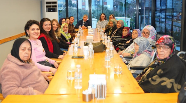 Başkan Okur huzurevi sakinlerini ağırladı