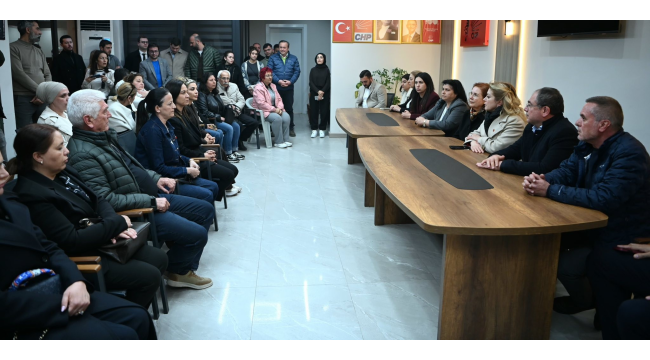 CHP kadın kolları genel başkanı Asu Kaya ve MYK üyeleri,Kuşadası'nda