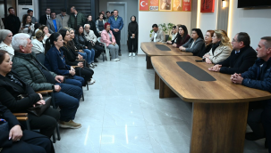 CHP kadın kolları genel başkanı Asu Kaya ve MYK üyeleri,Kuşadası'nda