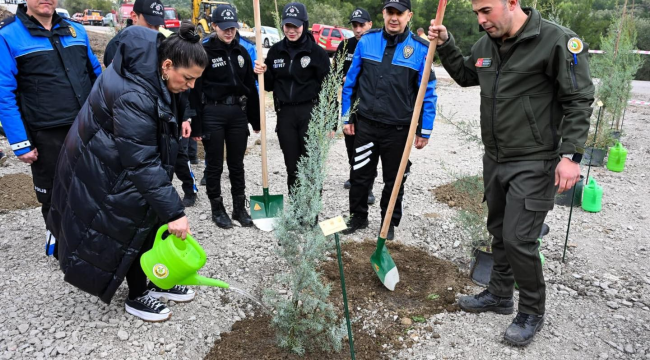 Emniyet personeli"Türkiye'nin gücü orman" fidan diktiler