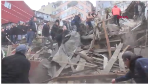 Fatih'te 2 bina çöktü! göçük altına kalan 3 kişi kurtarıldı ikikişi aranıyor