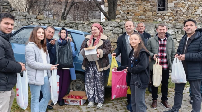 Geleneği yaşatmak için 7'den 70'e herkes şeker topluyor!