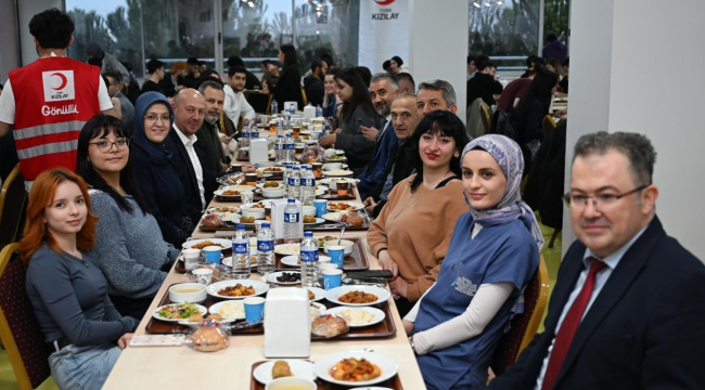 İftara üniversite camiası, iş dünyası, akademisyenler, öğrenciler ve Kızılay gönüllüleri katıldı