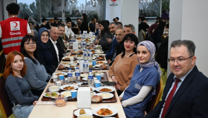 İftara üniversite camiası, iş dünyası, akademisyenler, öğrenciler ve Kızılay gönüllüleri katıldı