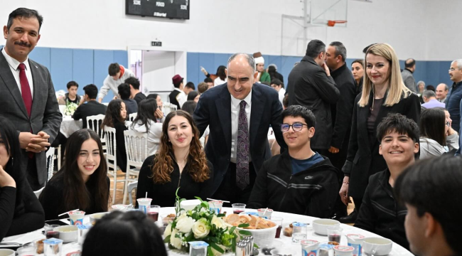 İftarda gençlerle buluşan vali Özkan 'geçlerin yanındayız'