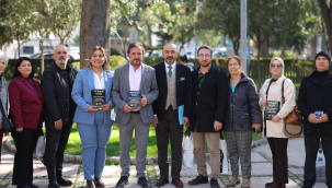 İyi partililer oruçlu vatandaşlara hurma dağıttı