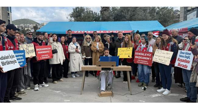 Kuşadası'nda demokrasi nöbeti sürüyor