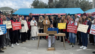 Kuşadası'nda demokrasi nöbeti sürüyor