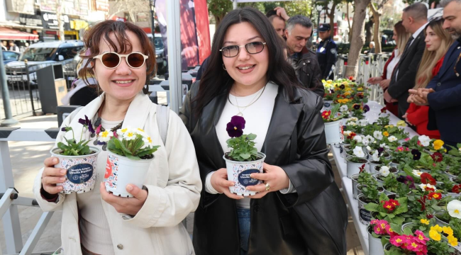 Manolya meydanında 8 martta çiçekler açtı