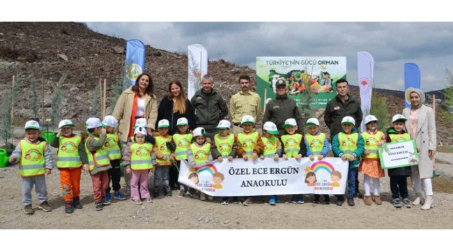 Minik elleriyle 30 bin fidanın dikimine katıldılar