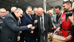 Nevruzun simgesi yumurta tokuşturma en sağlam yumurta vali Özkan'ın çıktı