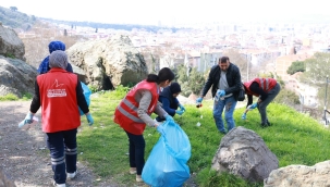 Ormanda atık çöp temizliği