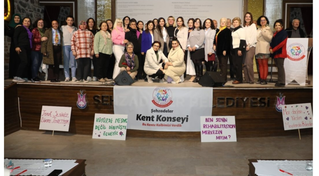 Söyleşide kadınların hukuk sistemi içindeki konumu ele alındı