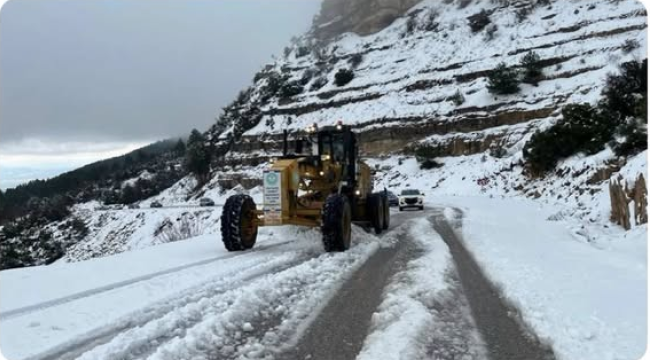  Spil dağında etkili olan kar nedeniyle kapanan yol açıldı