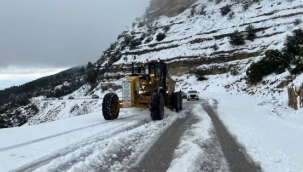  Spil dağında etkili olan kar nedeniyle kapanan yol açıldı