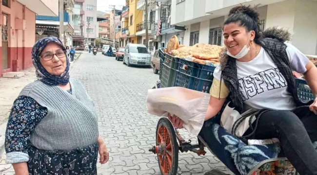 Turgutlu'da gelenek bozulmadı: kadın muhtar at arabasıyla pide dağıttı