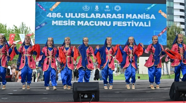 12 ülke dans topluluklarını muhteşem gösterileri Manisa'lıları büyüledi