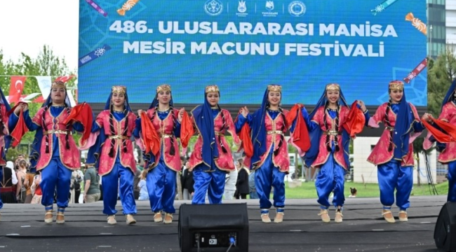 12 ülke dans topluluklarını muhteşem gösterileri Manisa'lıları büyüledi