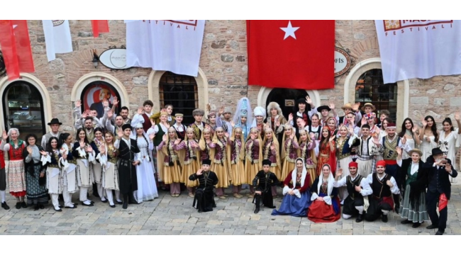 12 Ülkenin kültür elçilerinin sunduğu defile Manisa'lıları büyüledi