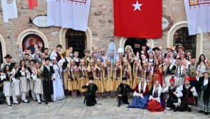 12 Ülkenin kültür elçilerinin sunduğu defile Manisa'lıları büyüledi