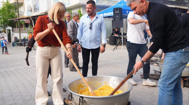 Başkan Okur eşiyle helva kardı