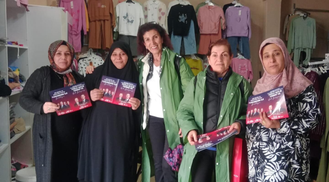 CHP'li kadınlar toplu açılışa katılım için vatandaşlara davet broşürü dağıttı