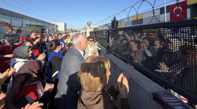 CHP'lile maaşlarını alamadıkları için eylem başlatan tekstil işçilerini ziyaret etti