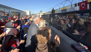 CHP'lile maaşlarını alamadıkları için eylem başlatan tekstil işçilerini ziyaret etti