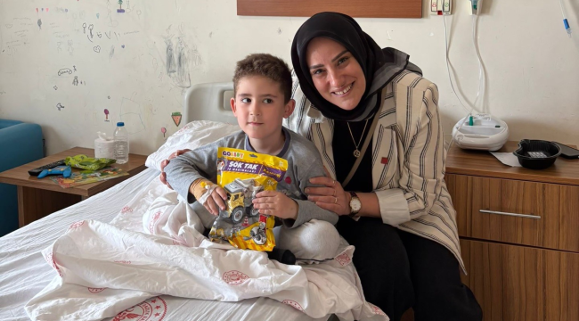 CHP Soma kadın kollarından çocuk hastalara 23 nisan ziyareti