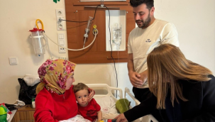 CHP Soma kadın kollarından çocuk hastalara 23 nisan ziyareti