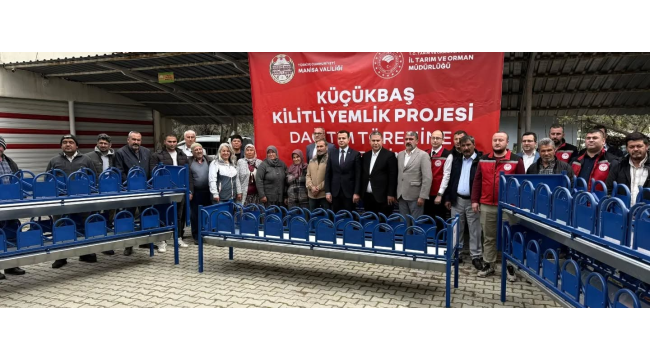  Demirci'de küçükbaş hayvan üreticilerine kilitli yemlik dağıtıldı
