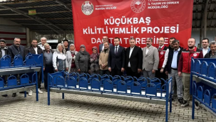  Demirci'de küçükbaş hayvan üreticilerine kilitli yemlik dağıtıldı