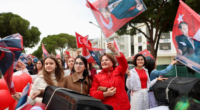 Didim belediyesi çocuk meclisi üyeleri 23 nisanı şehir turu atarak kutladı