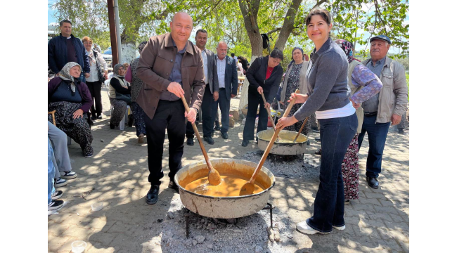 Geleneksel köy hayrına katıldı