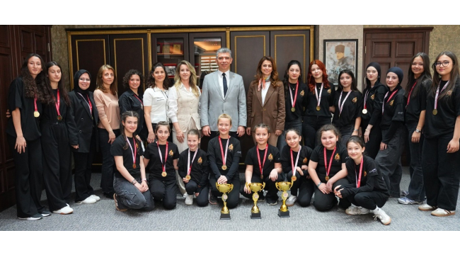 Halk oyunları ekibi Soma'ya üç kupa ile döndü