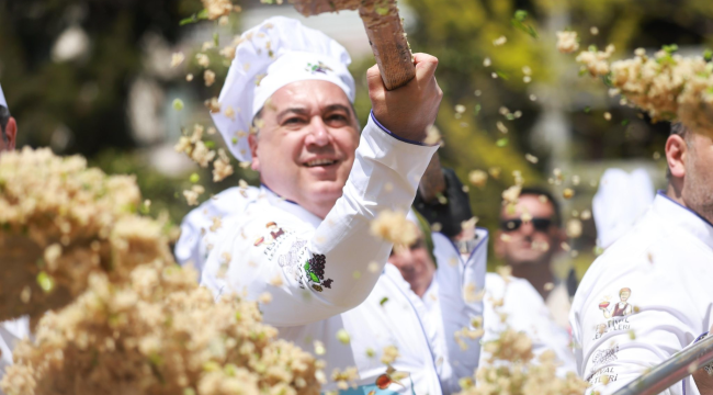  Halka dağıtılan bahar pilavını pişiren başkan Dutlulu aşçılık maharetlerini sergiledi