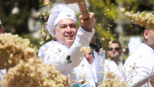  Halka dağıtılan bahar pilavını pişiren başkan Dutlulu aşçılık maharetlerini sergiledi