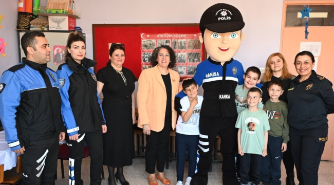 Hediyelerle çocukları sevindirdi