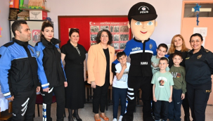 Hediyelerle çocukları sevindirdi